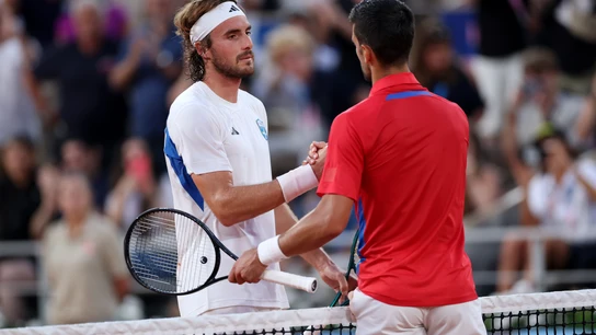 Stefanos Tsitsipas y Novak Djokovic Stefanos Tsitsipas y Novak Djokovic