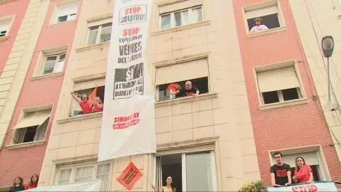 Vecinos de Barcelona protestan porque les quieren echar de su edificio para convertirlo en un 'coliving' Vecinos de Barcelona protestan porque les quieren echar de su edificio para convertirlo en un 'coliving'