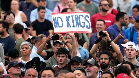 Miles de personas se concentran en EEUU contra el "autoritarismo" de Trump antes de su desfile militar. Miles de personas se concentran en EEUU contra el "autoritarismo" de Trump antes de su desfile militar.