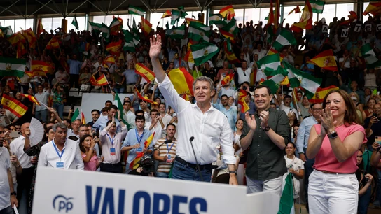 El líder del PP, Alberto Núñez feijóo, acompañado de Juanma Moreno y Patricia Navarro El líder del PP, Alberto Núñez feijóo, acompañado de Juanma Moreno y Patricia Navarro