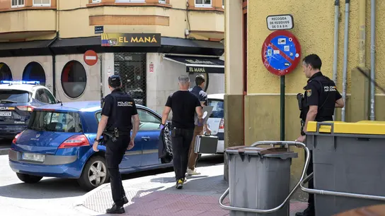 Agentes de la Policía en la calle San Isidoro de A Coruña, donde se ha producido el crimen de una mujer.  Agentes de la Policía en la calle San Isidoro de A Coruña, donde se ha producido el crimen de una mujer.