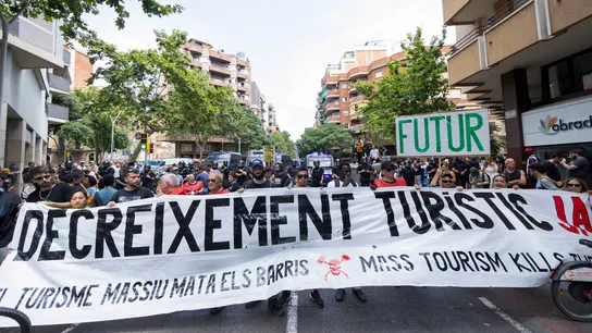 Cientos de personas protestan contra el turismo masivo en Barcelona Cientos de personas protestan contra el turismo masivo en Barcelona