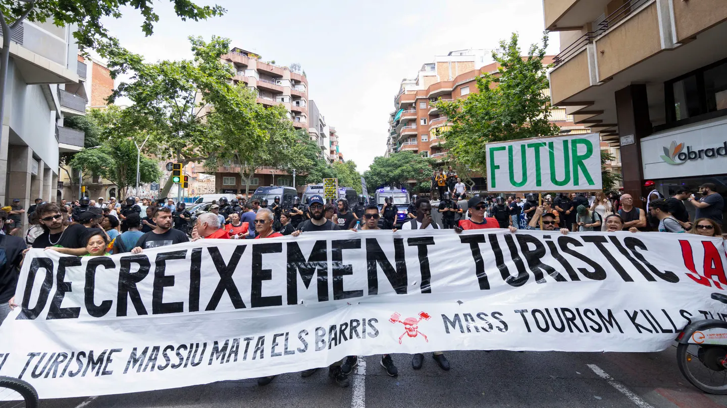 Cientos de personas protestan contra el turismo masivo en Barcelona Cientos de personas protestan contra el turismo masivo en Barcelona