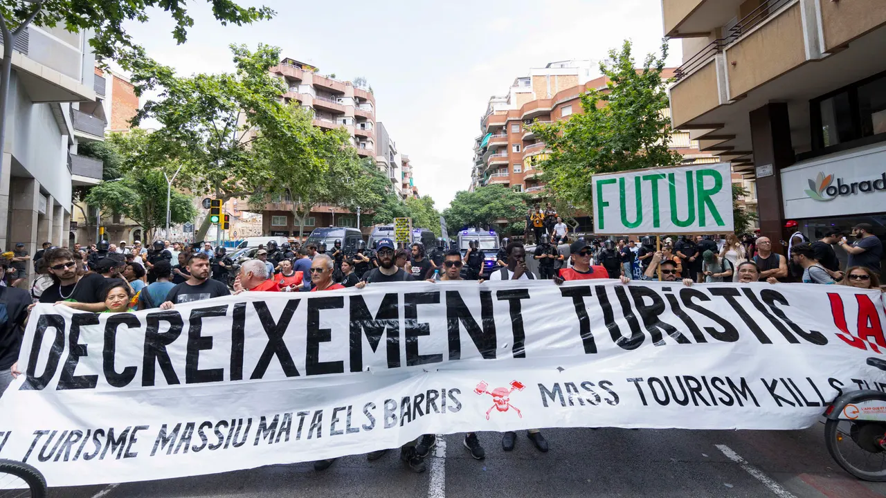 Cientos de personas de San Sebastián, Barcelona y Granada protestan contra el turismo masivo