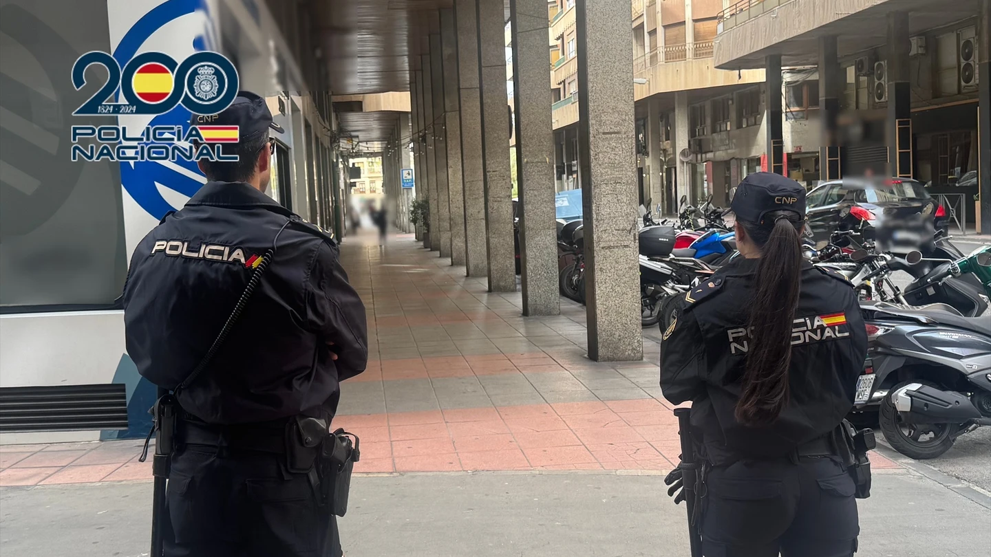 Agentes de la Policía Nacional en Elche, Alicante. Agentes de la Policía Nacional en Elche, Alicante.