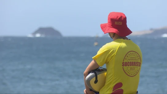 Un socorrista, en una playa Un socorrista, en una playa