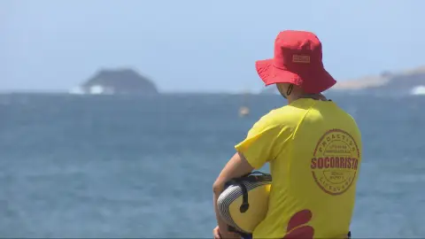 Un socorrista, en una playa Un socorrista, en una playa