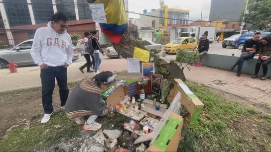 Varios colombianos depositan velas en el lugar del atentado al senador Miguel Uribe Varios colombianos depositan velas en el lugar del atentado al senador Miguel Uribe