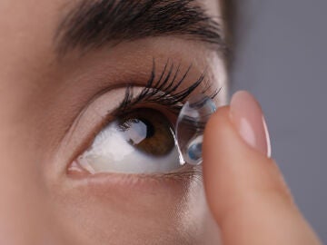 Mujer poni&eacute;ndose una lentilla