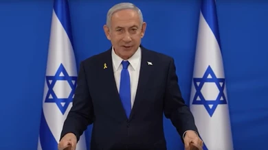 El primer ministro de Israel, Benjamin Netanyahu. El primer ministro de Israel, Benjamin Netanyahu, con dos banderas de Israel al fondo.