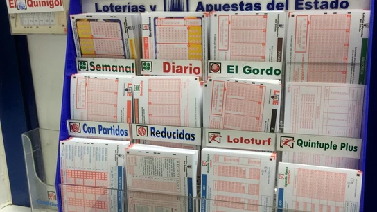 Bonoloto, Primitiva, Euromillones... Comprueba tus papeletas en los sorteos de esta jornada. Vista en detalle de varias papeletas de los sorteos de Euromillones, Bonoloto, Primitiva, Gordo, dentro de una administración de loterías española.