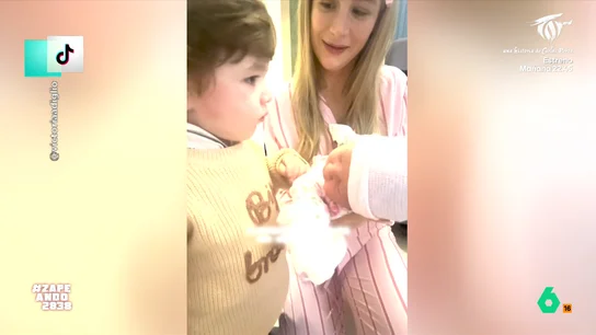 Así reacciona un niño cuando conoce a su hermana: "Está pensando '¿Esto cuándo lo hemos votado nosotros?'" El pequeño, que incluso lleva un jersey con las palabras 'hermano mayor', descubre que por fin ha nacido su hermana. A pesar de ello, el niño, con un semblante muy serio, parece que no sabe cómo reaccionar.
