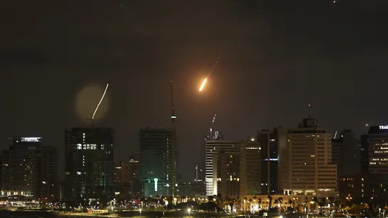 Un misil disparado desde Irán traspasa el sistema de defensa aérea de Israel. Un misil disparado desde Irán traspasa el sistema de defensa aérea de Israel.