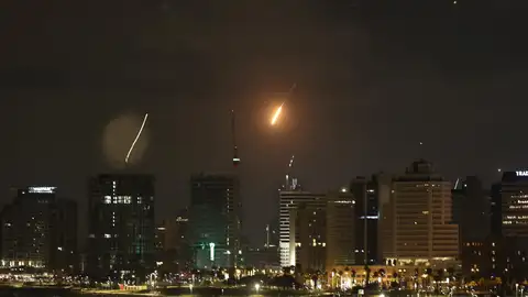Un misil disparado desde Irán traspasa el sistema de defensa aérea de Israel. Un misil disparado desde Irán traspasa el sistema de defensa aérea de Israel.