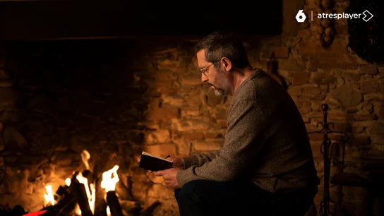 ¡Llega el estreno de 'Tor' en televisión! Toda la información sobre la hora y fecha de su emisión en laSexta El periodista Carles Porta aguarda junto al fuego de Tor.