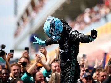 George Russell celebra encima de su Mercedes la victoria en el GP de Canad&aacute;