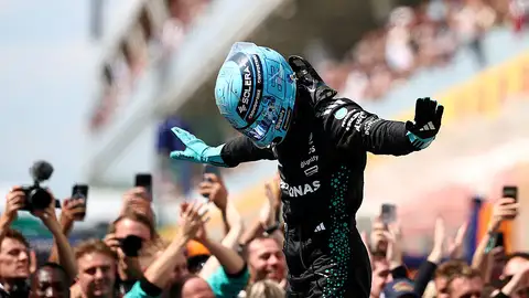George Russell celebra encima de su Mercedes la victoria en el GP de Canadá George Russell celebra encima de su Mercedes la victoria en el GP de Canadá