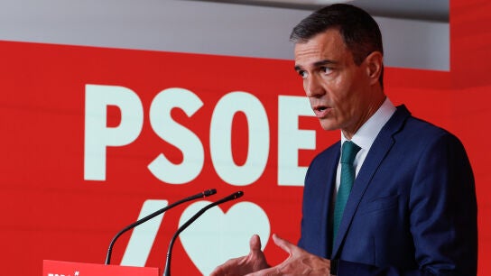 El presidente del Gobierno, Pedro S&aacute;nchez, comparece desde la sede del PSOE en la calle Ferraz de Madrid