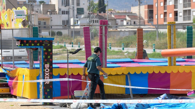 Un agente de la Guardia Civil en el lugar en el que ocurrieron los hechos, a 15 de junio de 2025, en Alquerías, Murcia