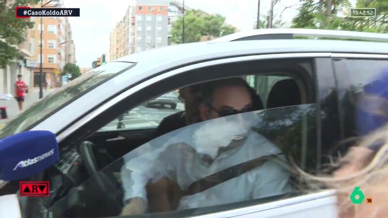 La reacción de Ábalos ante los medios tras ser expulsado del PSOE