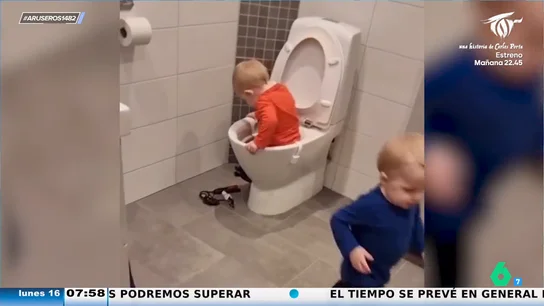 Una madre se distrae 30 segundos y un niño se le mete en la taza del váter y el otro se encierra en la ducha Una madre se distrae 30 segundos y un niño se le mete en la taza del váter y el otro se encierra en la ducha
