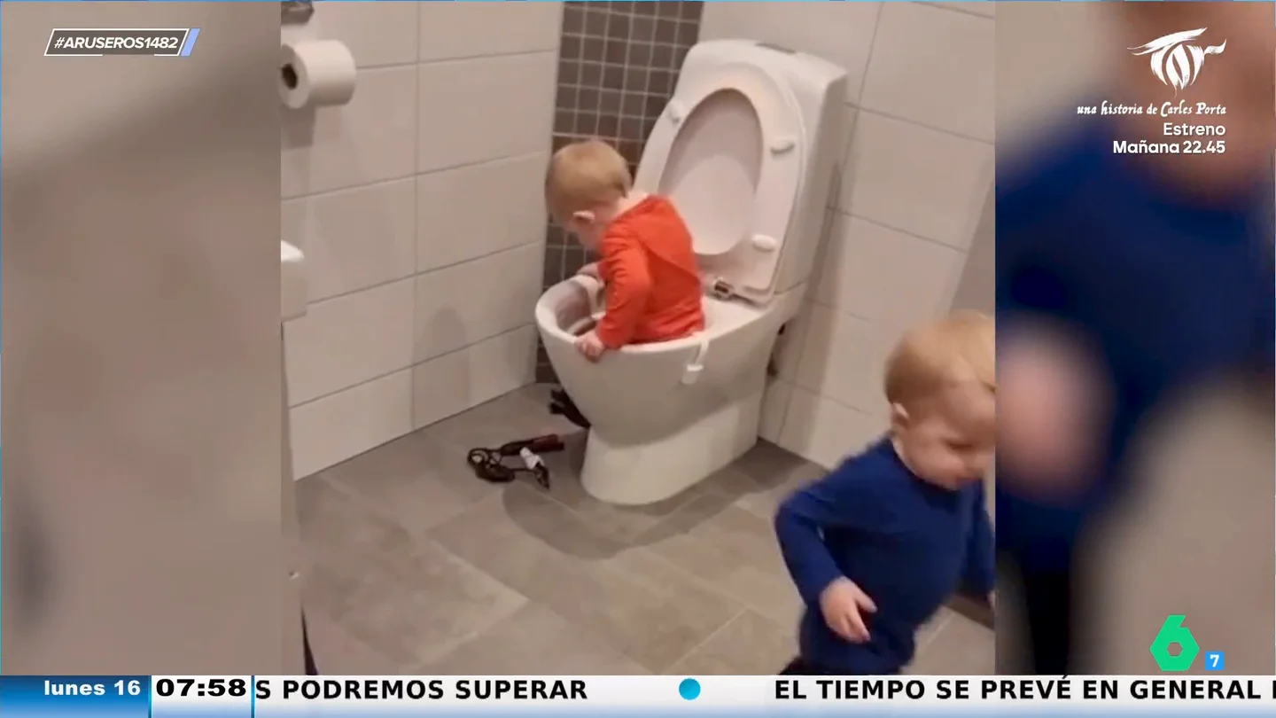 Una madre se distrae 30 segundos y un niño se le mete en la taza del váter y el otro se encierra en la ducha Una madre se distrae 30 segundos y un niño se le mete en la taza del váter y el otro se encierra en la ducha