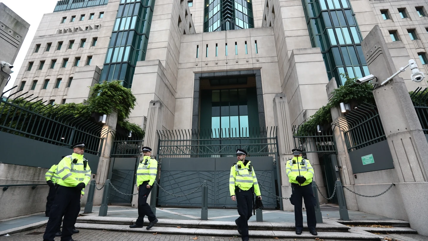 Imagen de archivo. Policías protegen una entrada del complejo del MI6 en Londres, Reino Unido. Imagen de archivo. Policías protegen una entrada del complejo del MI6 en Londres, Reino Unido.