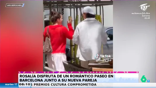 Rosalía le enseña el 'Aserejé' a su nuevo novio mientras pasean por Barcelona Rosalía le enseña el 'Aserejé' a su nuevo novio mientras pasean por Barcelona