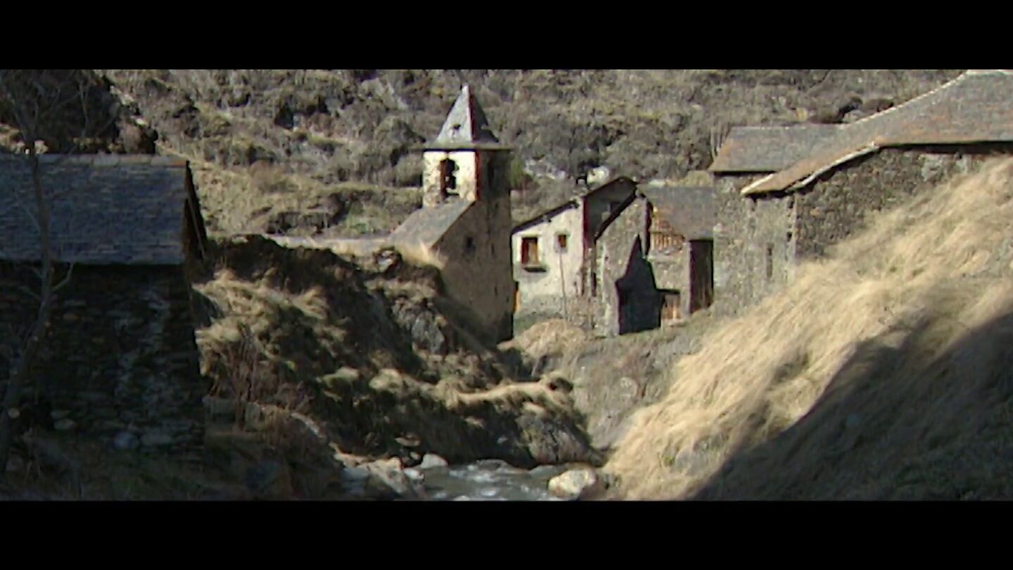 100 a&ntilde;os de peleas, un crimen sin resolver y 13 vecinos con fuego en el alma: Carles Porta nos llega de viaje a Tor y a su monta&ntilde;a maldita