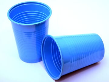 Vasos de pl&aacute;stico azules