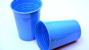 Vasos de plástico azules