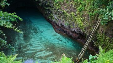 To Sua, el agujero azul de Samoa al que se entra por una escalera