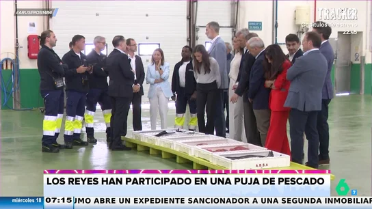 Así participaron la reina Letizia y el rey Felipe en una puja de pescado en Burela, Galicia Así participaron la reina Letizia y el rey Felipe en una puja de pescado en Burela, Galicia