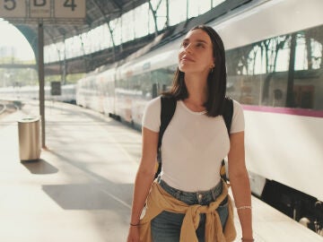 Chica joven viajando en tren