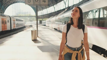 Chica joven viajando en tren