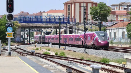 Abierto el plazo para solicitar el Verano Joven 2025 Un tren avlo en las vías llegando, aparentemente, a una estación.