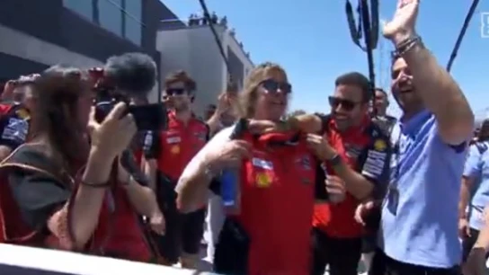 La divertida frase de la madre de los Márquez sobre la 'lucha' entre sus hijos: "Marc se lo merece, pero Alex..." La divertida frase de la madre de los Márquez sobre la 'lucha' entre sus hijos: "Marc se lo merece, pero Alex..."