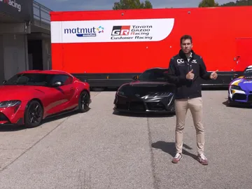 Álvaro Turiel, subdirector del programa, junto con tres modelos del Toyota Gr Supra Álvaro Turiel, subdirector del programa, junto con tres modelos del Toyota Gr Supra