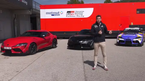 Álvaro Turiel, subdirector del programa, junto con tres modelos del Toyota Gr Supra Álvaro Turiel, subdirector del programa, junto con tres modelos del Toyota Gr Supra