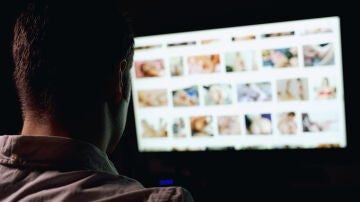 Hombre viendo pornografía