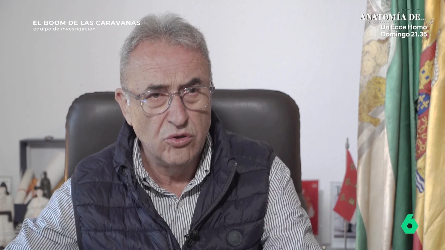 El alcalde de Tarifa, sobre el turismo masivo de caravanas: "Hay gente que piensa que puede aparcar donde quiera" El alcalde de Tarifa, sobre el turismo masivo de caravanas: "Hay gente que piensa que puede aparcar donde quiera"