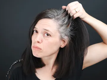 mujer con canas mujer con canas