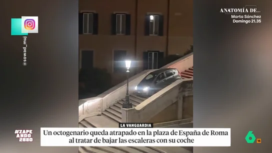 Un coche baja las escaleras de la plaza de España de Roma Un coche baja las escaleras de la plaza de España de Roma