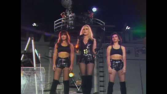 Así fue la polémica actuación de Marta Sánchez en la guerra del golfo para entretener a los soldados y tranquilizar a España Así fue la polémica actuación de Marta Sánchez en la guerra del golfo para entretener a los soldados y tranquilizar a España