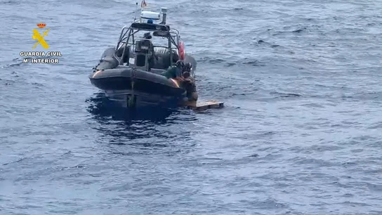 Rescatan a un hombre que intentaba cruzar de Tenerife a Gran Canaria a bordo de un palet de madera Rescatan a un hombre que intentaba cruzar de Tenerife a Gran Canaria a bordo de un palet de madera