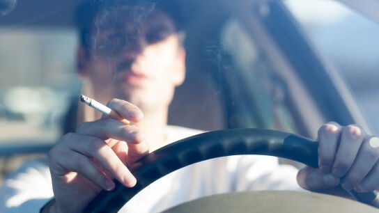 Fumando en el coche