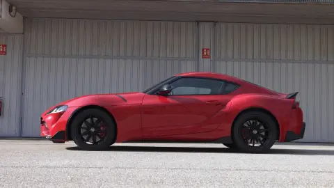 Toyota Gr Supra de color rojo Toyota Gr Supra de color rojo