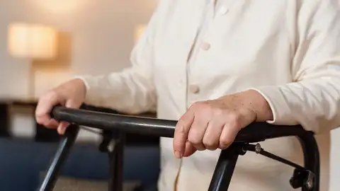 Persona mayor con andador Persona mayor con andador