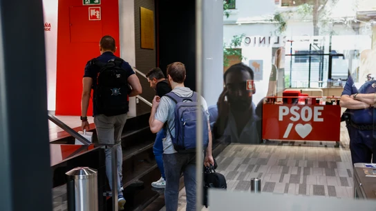 Agentes de la UCO acceden a la sede del PSOE en Ferraz para clonar el mail de Cerdán Agentes de la UCO acceden a la sede del PSOE en Ferraz para clonar el mail de Cerdán