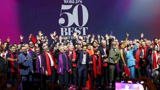 Maido adelanta al Asador Etxebarri y se corona como el Mejor Restaurante del Mundo La entrega de premios de los Mejores Retaurantes del Mundo y la gente celebrándolo